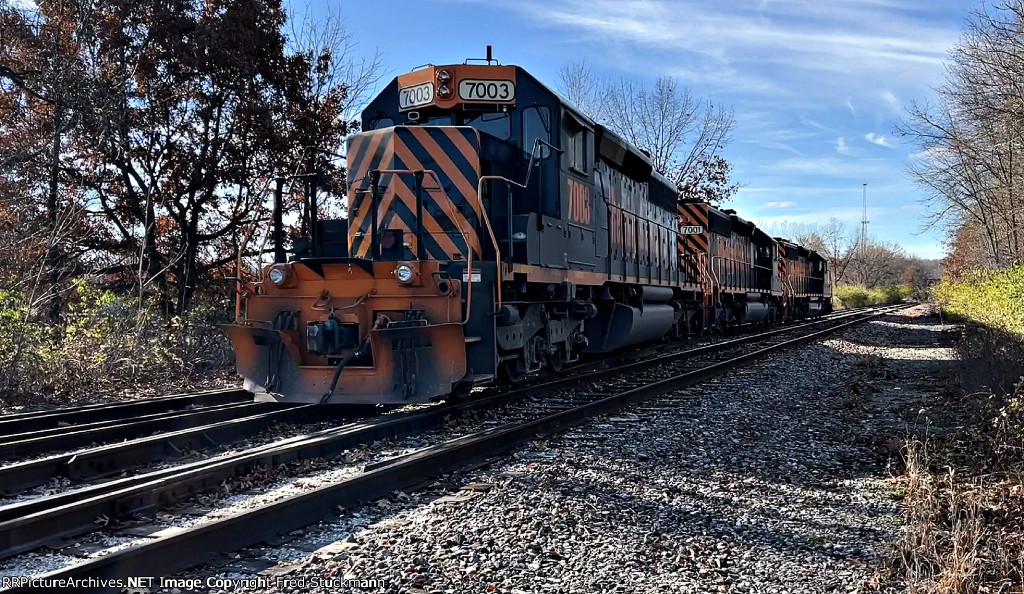 WE 7003 comes off the Wheeling onto the EL.